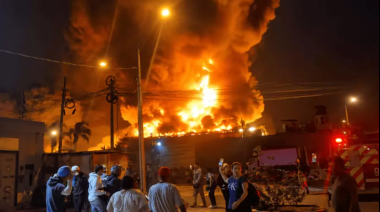 Incendio de gran magnitud consume una fábrica de cosméticos en Los Olivos y moviliza a decenas de bomberos