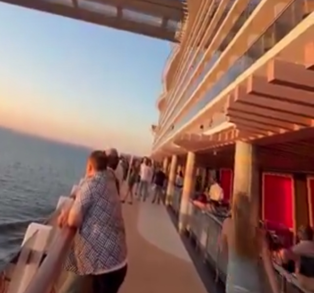 Impactante momento: un crucero pasa bajo el Puente 1915 de Çanakkale durante un espectacular atardecer
