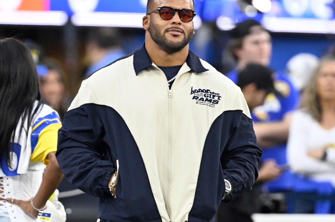 Aaron Donald entrena en las instalaciones de los Rams y reaviva los rumores sobre un posible regreso a la NFL