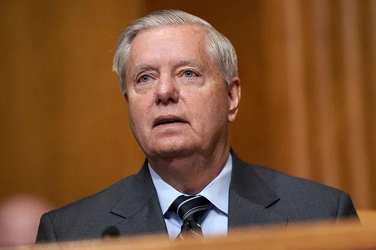 Fotos muestran a Lindsey Graham siendo trasladado en camilla desde su casa en Washington antes de su muerte